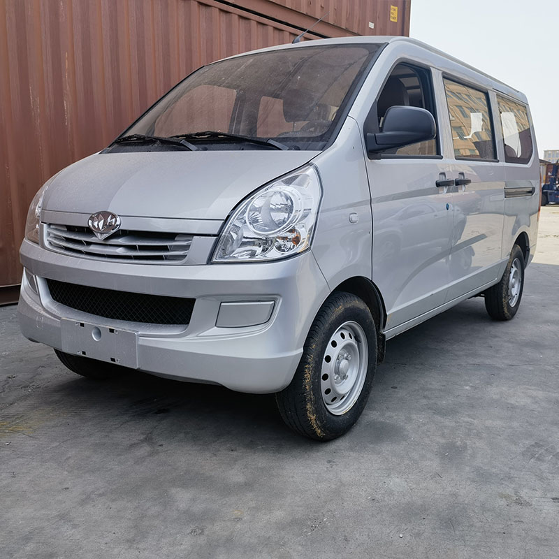 8 kursi minivan
